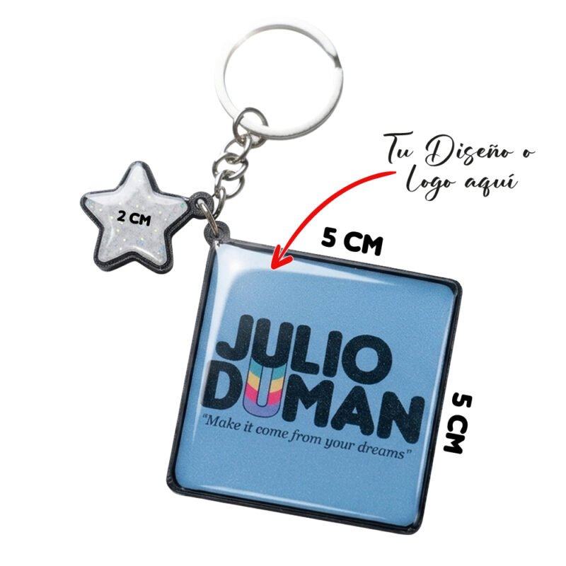 Infografía de medidas de llavero cuadrado personalizado: cuerpo de 5x5 cm y dije de estrella de 2 cm, con indicación para colocar logotipo.