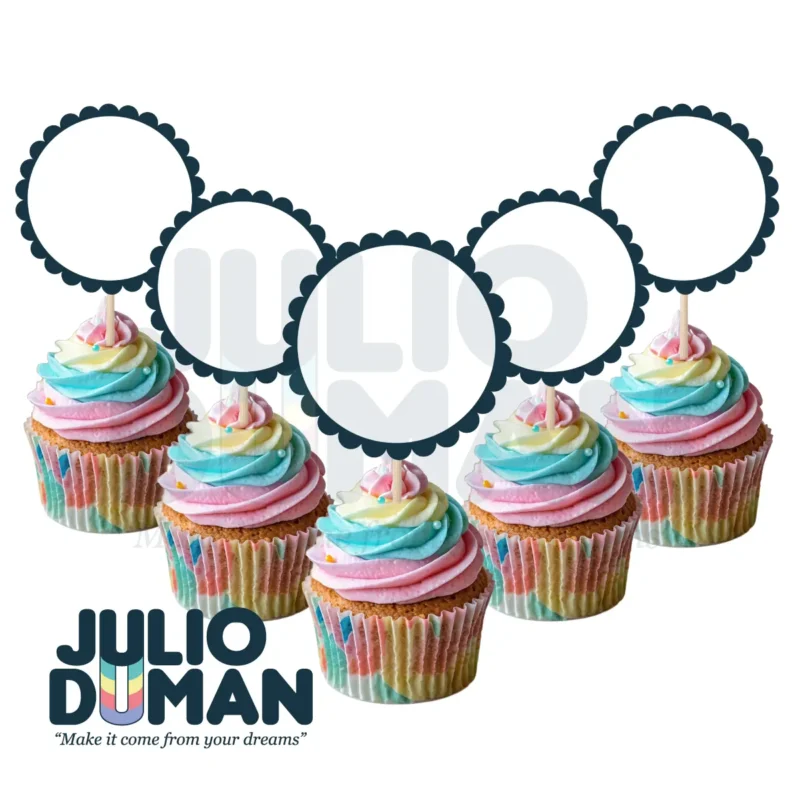 Set de toppers circulares decorativos para cupcakes, con borde festoneado de color oscuro y centro blanco liso, presentados sobre cupcakes con betún de colores pastel.
