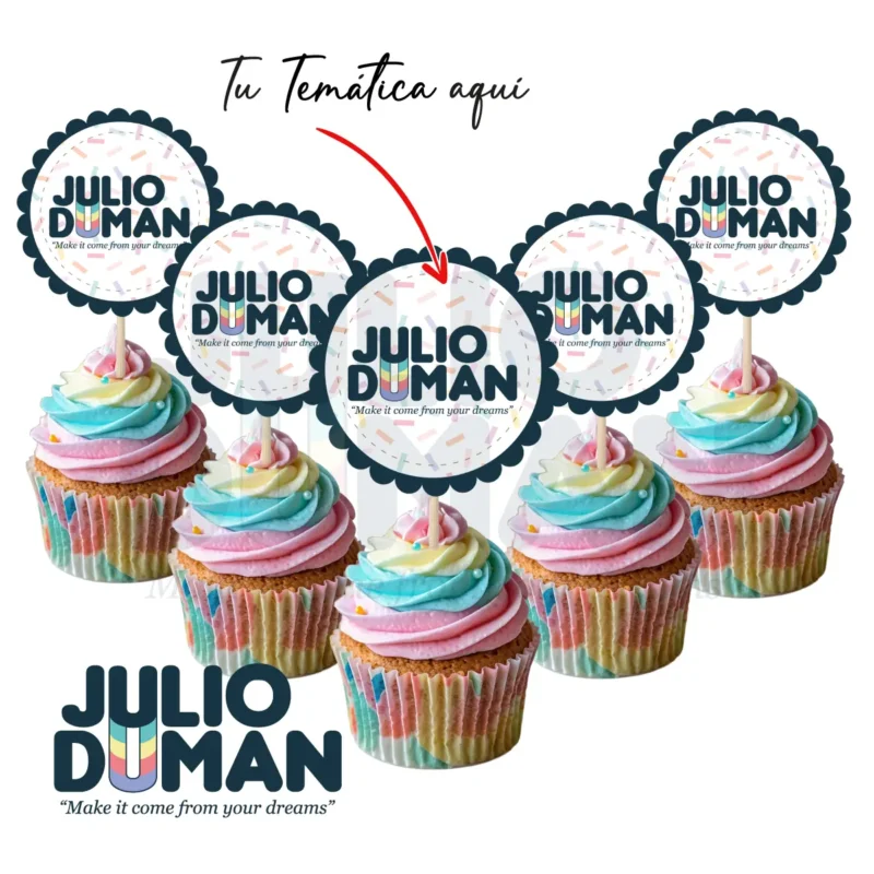 Set de mini toppers circulares decorativos para cupcakes, con borde festoneado azul oscuro y centro blanco con el logotipo de "Julio Duman", dispuestos sobre cupcakes de betún multicolor.
